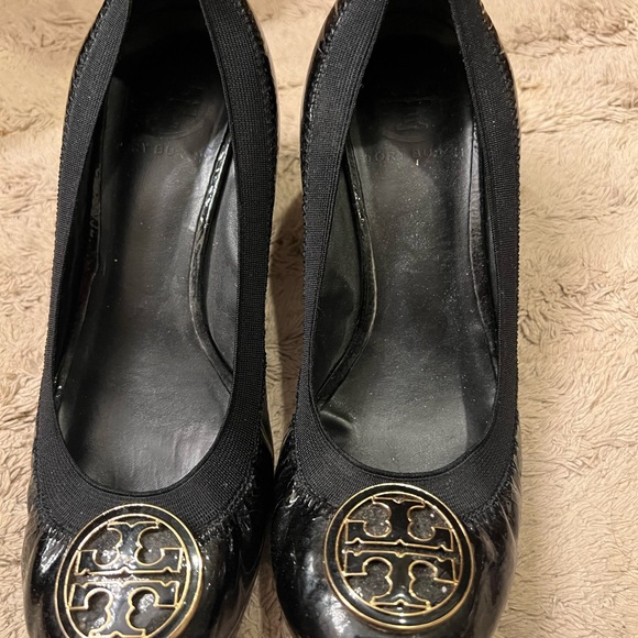 Tory Burch Caroline Patent Elastic Wedge - Picture 9 of 13